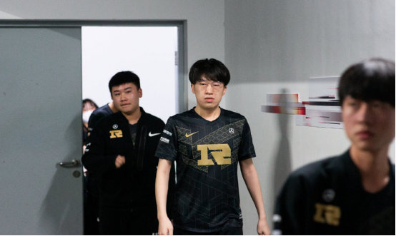 超出亚军近 超出亚军近