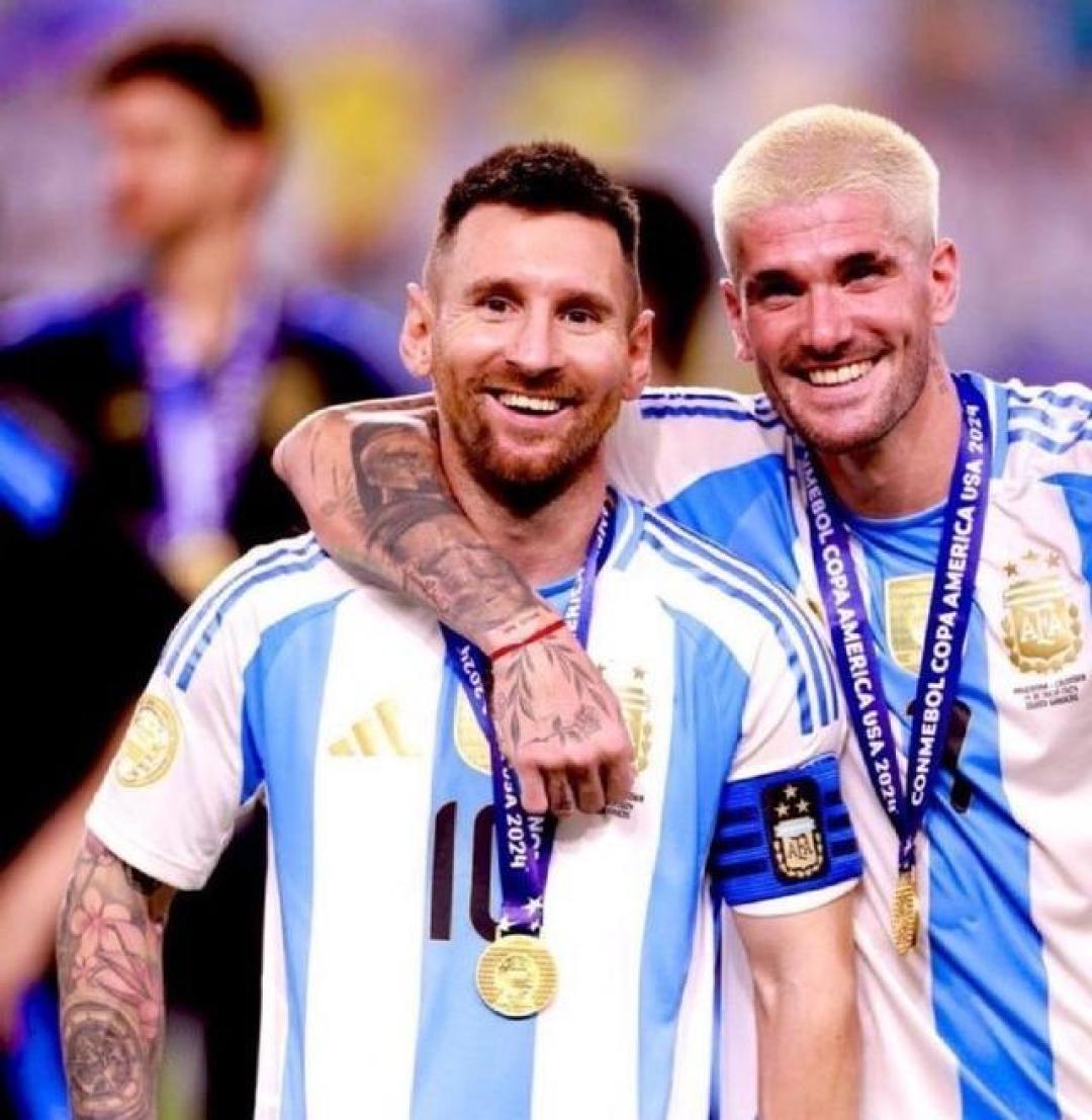 现代足球背 现代足球背